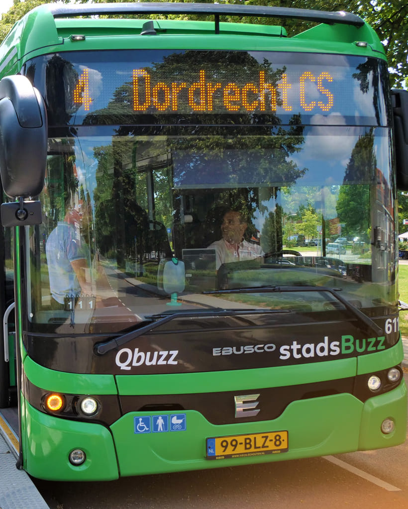 Reizigers stappen in de bus in Dordrecht