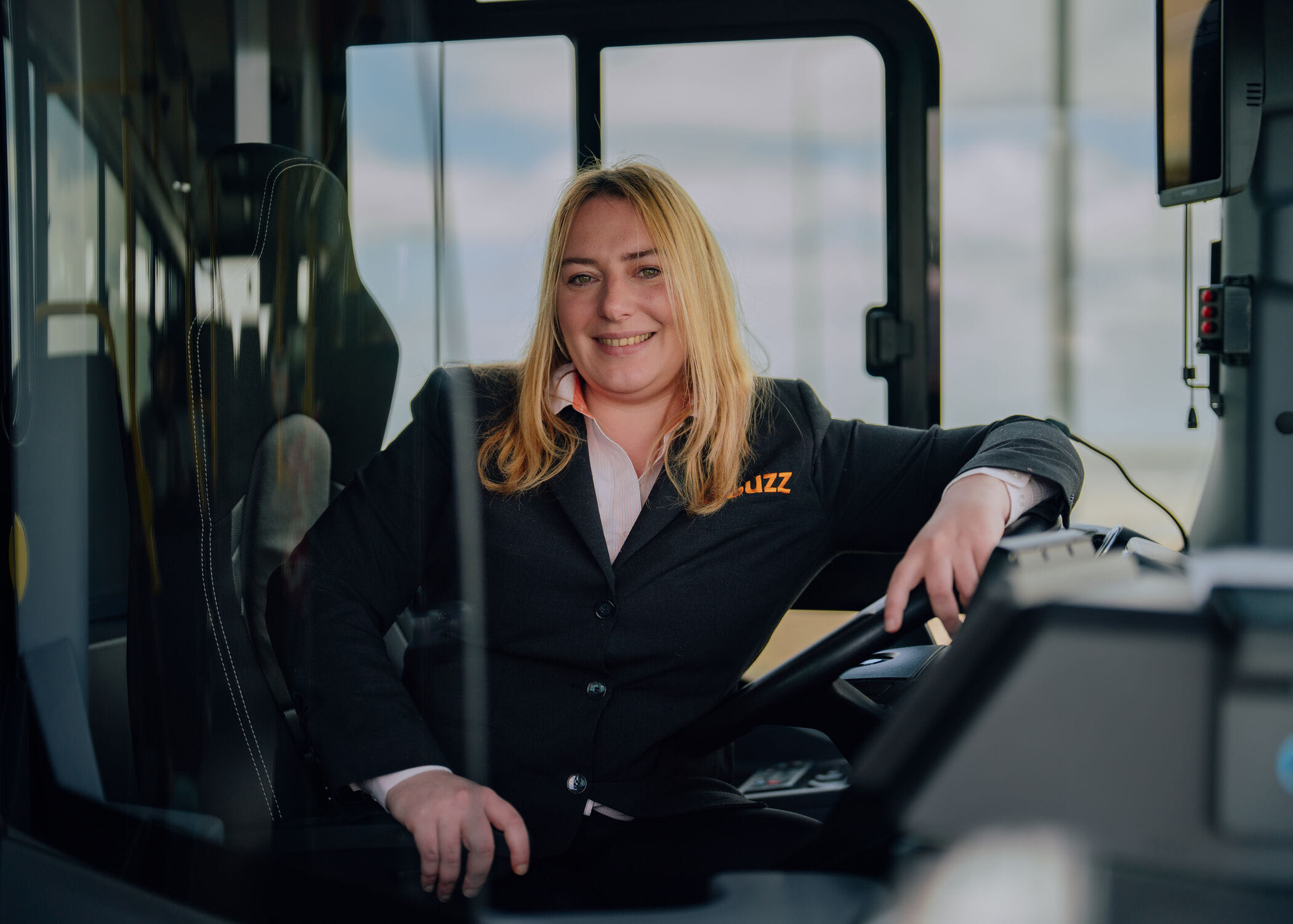 Chauffeuse achter het stuur