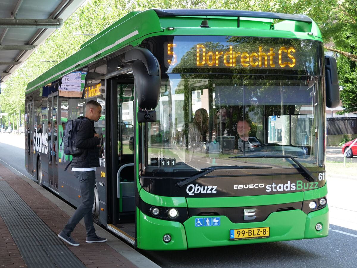 Reiziger stapt in Qbuzz bus bij Dordrecht CS